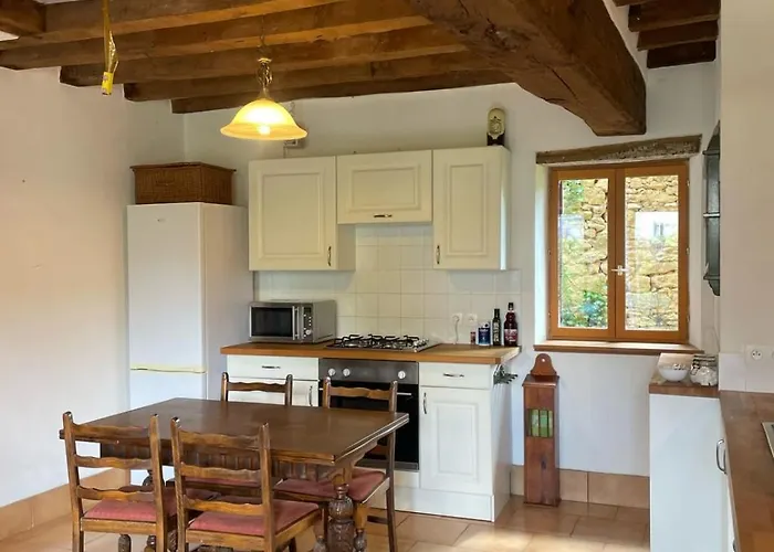 Notre Refuge A Montbroux * Roussines